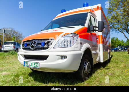 Hambourg / Allemagne - Mai 6, 2018 : voiture ambulance allemande de Die Johanniter est de l'activité publique journée portes ouvertes à Delmenhorst. Banque D'Images