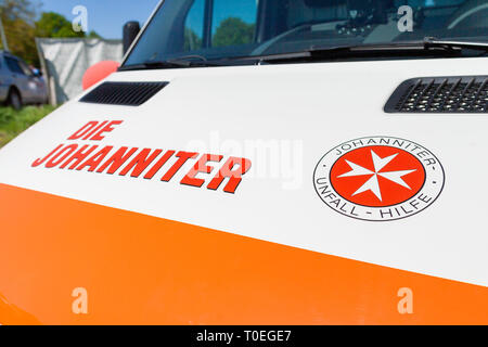 Hambourg / Allemagne - Mai 6, 2018 : voiture ambulance allemande de Die Johanniter est de l'activité publique journée portes ouvertes à Delmenhorst. Banque D'Images