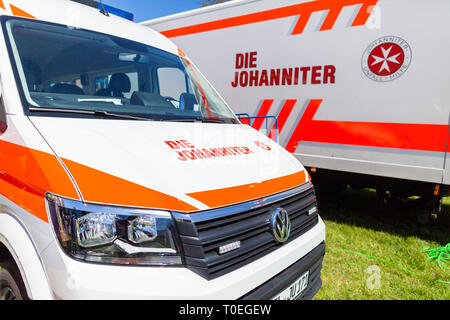 Hambourg / Allemagne - Mai 6, 2018 : voiture ambulance allemande de Die Johanniter est de l'activité publique journée portes ouvertes à Delmenhorst. Banque D'Images