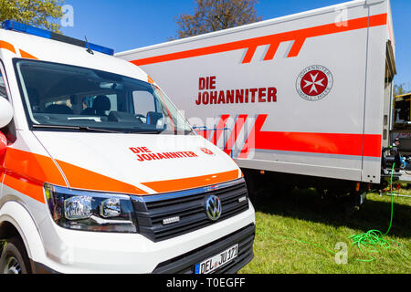 Hambourg / Allemagne - Mai 6, 2018 : voiture ambulance allemande de Die Johanniter est de l'activité publique journée portes ouvertes à Delmenhorst. Banque D'Images