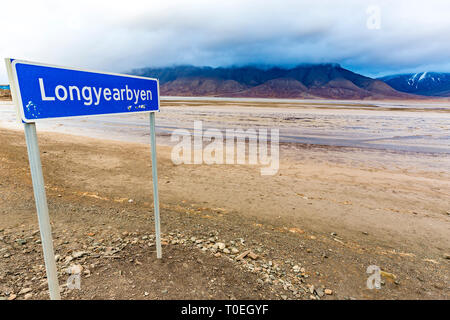 Paysage de montagne Svalbard Longyearbyen Svalbard avec indication, l'île à la fin de l'automne Banque D'Images