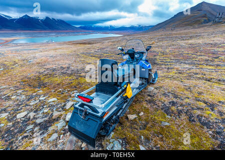 Paysage de montagne Svalbard avec skidoo, de prairies vertes sur l'île de Svalbard en fin d'automne Banque D'Images