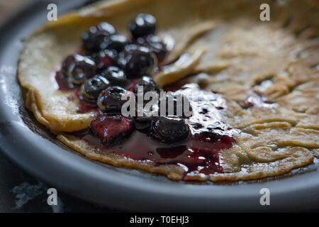 Sauce aux bleuets sur une crêpe / crêpe, sur une plaque noire Banque D'Images