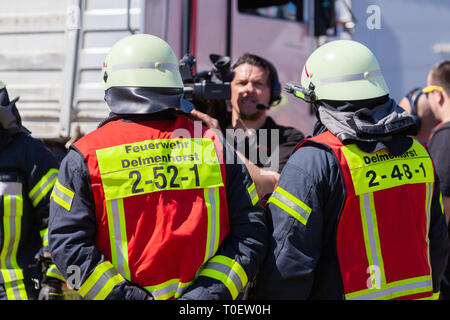 Hambourg / ALLEMAGNE - Mai 6, 2018 : les pompiers allemands s'entraînent sur un camion accident survenu à une journée portes ouvertes. Feuerwehr pompiers allemand moyen. Banque D'Images