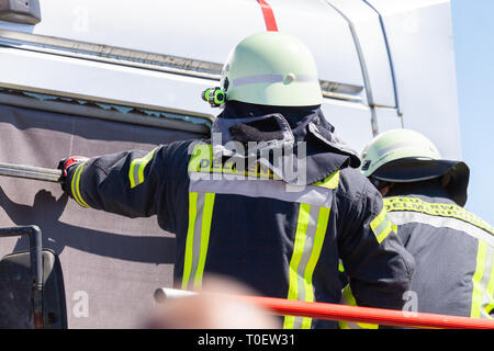 Hambourg / ALLEMAGNE - Mai 6, 2018 : les pompiers allemands s'entraînent sur un camion accident survenu à une journée portes ouvertes. Feuerwehr pompiers allemand moyen. Banque D'Images