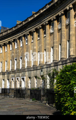 Une vue de l'architecture de la Georgian bâtiments de la Royal Crescent à Bath, Angleterre Banque D'Images