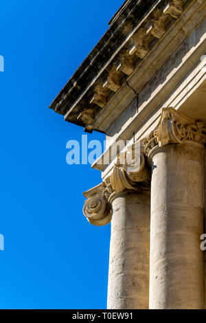 Détail des maçonneries montrant modillon sculpté colonnes ioniques et corniche de l'Royal Crescent, Bath, Angleterre Banque D'Images