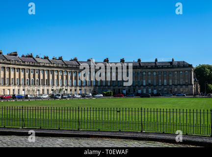 Les touristes profiter de l'automne au soleil Royal Crescent et Royal Crescent Park, Bath, Angleterre Banque D'Images