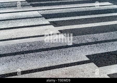 Piano blanc peint clé de passage de piétons sur la route de Varsovie, Pologne. Résumé arrière-plan musical. Les lignes en forme de piano. Une façon intéressante d'embe Banque D'Images