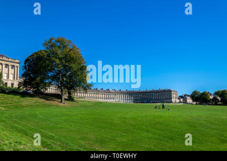 Les touristes profiter de l'automne au soleil Royal Crescent et Royal Crescent Park, Bath, Angleterre Banque D'Images