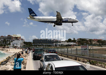 MAHO BAY BEACH, St Maarten - août 01, 2015 : Avion Jet Blue est l'atterrissage sur l'Aéroport International Princess Juliana, plus célèbre Maho Bay Beach. Banque D'Images