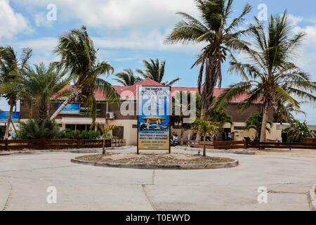 La plage de la Baie Orientale, ST.MARTIN/ ST.MARTIN - août 02, 2015 : Entrée et signe de la fameuse plage de la Baie Orientale. Banque D'Images