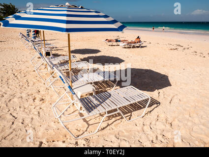 Chaises longues, transats, Pink Sands Beach, Dunmore Town, Harbour Island, Eleuthera, aux Bahamas, dans les Caraïbes. Banque D'Images