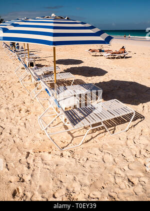 Chaises longues, transats, Pink Sands Beach, Dunmore Town, Harbour Island, Eleuthera, aux Bahamas, dans les Caraïbes. Banque D'Images