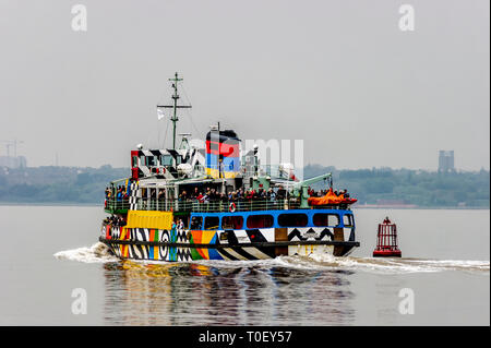 Ferry Mersey Snowdrop plein de plaisir les passagers de retour à Liverpool à partir d'une croisière le long de la Manchester Ship Canal à Salford. Banque D'Images