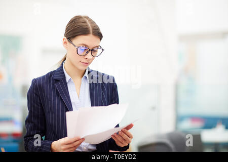 Jeune étudiant en commerce Banque D'Images