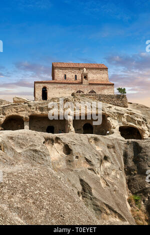 Photo & image de la basilique chrétienne médiévale, Uplistsikhe (Lords) Forteresse troglodyte cave city, près de Gori, en Géorgie, de Shida Kartli. UNESCO World Banque D'Images