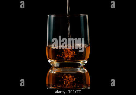 Le brandy, le whisky, le brandy dans un verre de jus Banque D'Images