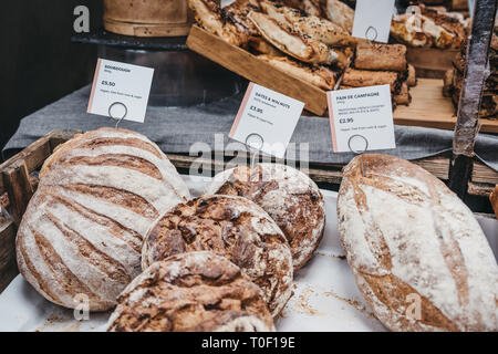 Variété de pains artisanaux en vente sur un marché de rue, selective focus. Banque D'Images