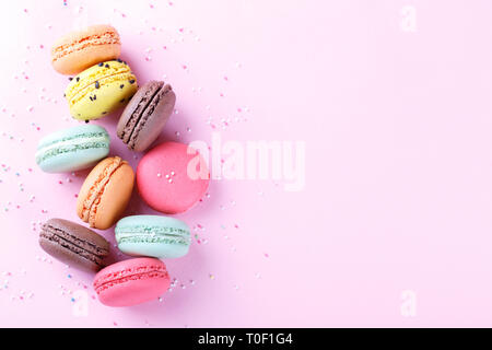 Macarons français colorés sur fond rose traditioanal désert en France Banque D'Images