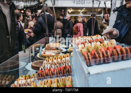 Londres, Royaume-Uni - 16 mars. 2019 : Les gens d'acheter des macarons de décrochage du marché un marché à Greenwich, London's seul marché situé dans un patrimoine mondial Banque D'Images