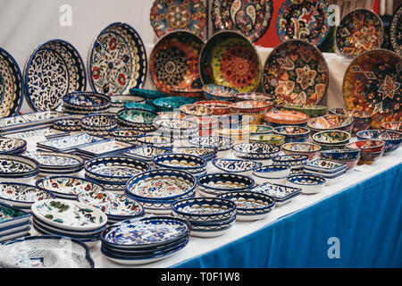 Londres, Royaume-Uni - 16 mars. 2019 : la poterie peinte à la main à la vente à un décrochage dans Greenwich Market, marché de Londres seulement situé dans un site du patrimoine mondial. Banque D'Images