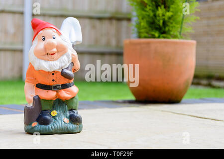 Un gnome avec un chat sur la terrasse du jardin Banque D'Images
