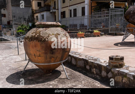 Une grande urne affiché à l'extérieur du musée et l'ancienne Villa Romana, à Minori, Italie. Banque D'Images