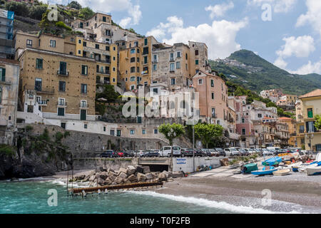 Scène au bord de l'eau le long de la plage et du port dans le pittoresque village de Minori, sur la côte amalfitaine, de l'Italie Banque D'Images