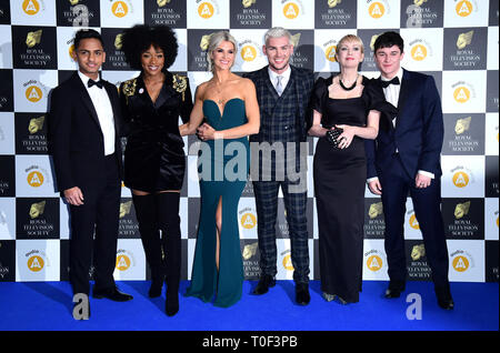 (De gauche à droite) Hollyoak's acteurs Ijaz Rana, Rachel Adedeji, Sarah Jayne Dunn, Kieron Richardson, Lysette Anthony et Aedan Duckworth assistant à la Royal Television Society Programme Awards 2019 tenue à l'hôtel Grosvenor House à Londres. Banque D'Images