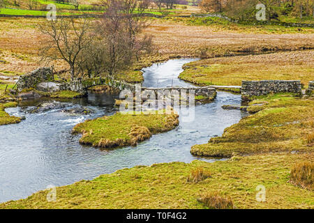 Regardant vers le bas sur Slater ou Slaters traversée de pont sur la rivière Brathay dans la petite vallée de Langdale dans le Parc National de Lake District Cumbria Banque D'Images