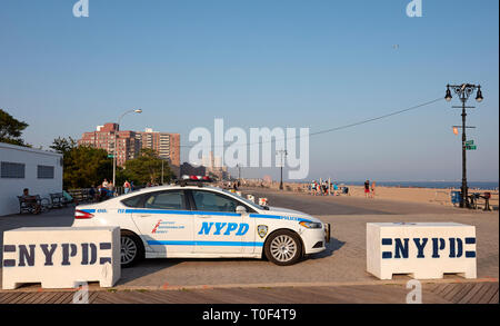 New York, USA - Juillet 02, 2018 : Véhicule garé sur le NYPD Coney Island Beach Boardwalk au coucher du soleil. Banque D'Images