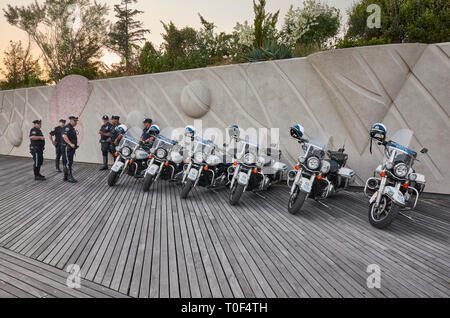 New York, USA - Juillet 02, 2018 : les agents de la patrouille routière de la police et les motos sur le Coney Island Beach Boardwalk au coucher du soleil. Banque D'Images