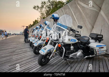 New York, USA - Juillet 02, 2018 : Le NYPD Highway Patrol moto garée sur le Coney Island Beach Boardwalk au coucher du soleil. Banque D'Images