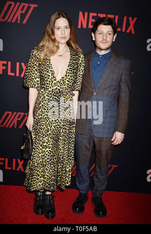 HOLLYWOOD, CA - le 18 mars : Zoe Grisedale (L) et de l'Iwan rj Management arrivent à la première de "Netflix la saleté' au ArcLight Hollywood le 18 mars 2019 à Hollywood, Californie. Banque D'Images