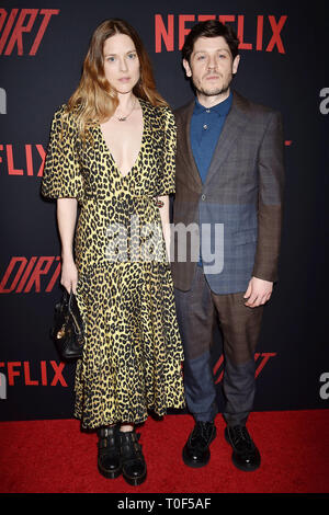 HOLLYWOOD, CA - le 18 mars : Zoe Grisedale (L) et de l'Iwan rj Management arrivent à la première de "Netflix la saleté' au ArcLight Hollywood le 18 mars 2019 à Hollywood, Californie. Banque D'Images