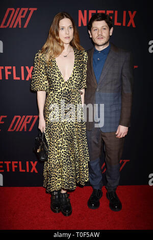 HOLLYWOOD, CA - le 18 mars : Zoe Grisedale (L) et de l'Iwan rj Management arrivent à la première de "Netflix la saleté' au ArcLight Hollywood le 18 mars 2019 à Hollywood, Californie. Banque D'Images