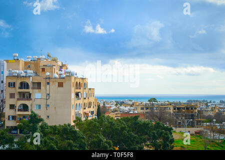 Skyline de Paphos en journée ensoleillée, Chypre Banque D'Images