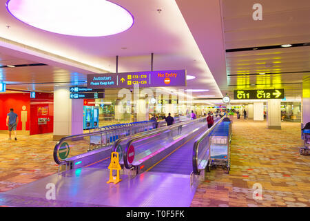 Singapour - Le 16 janvier 2017 : Les gens de tapis roulant à l'aéroport International Changi arrivée hall Banque D'Images