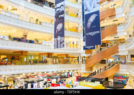 SHANGHAI, CHINE - 28 décembre 2016 : Les organisateurs du New World shopping mall à Shanghai. Célèbre pour son plus grand monde d'indexation en spirale Banque D'Images