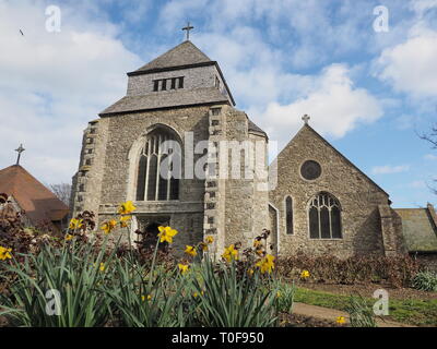 Minster sur Mer, Kent, UK. 19 mars, 2019. Météo France : un après-midi chaud et ensoleillé à Minster sur mer dans le Kent. Pic : Minster Abbey, qui date d'environ 650 AD. Credit : James Bell/Alamy Live News Banque D'Images