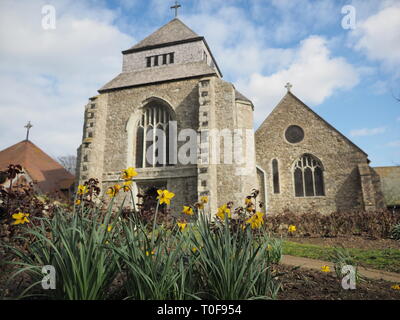 Minster sur Mer, Kent, UK. 19 mars, 2019. Météo France : un après-midi chaud et ensoleillé à Minster sur mer dans le Kent. Pic : Minster Abbey, qui date d'environ 650 AD. Credit : James Bell/Alamy Live News Banque D'Images