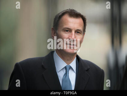 Londres, Royaume-Uni. 19 mars 2019. Jeremy Hunt, Ministre des affaires étrangères et du Commonwealth, secrétaire des Affaires étrangères, arrive à Downing Street pour la réunion hebdomadaire du cabinet. Credit : Malcolm Park/Alamy Live News. Banque D'Images