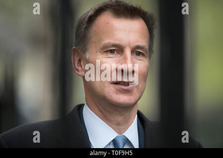 Londres, Royaume-Uni. 19 mars 2019. Jeremy Hunt, Ministre des affaires étrangères et du Commonwealth, secrétaire des Affaires étrangères, arrive à Downing Street pour la réunion hebdomadaire du cabinet. Credit : Malcolm Park/Alamy Live News. Banque D'Images