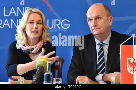 Wittenberge, Allemagne. Mar 19, 2019. Manuela Schwesig (SPD), premier ministre du Mecklenburg-Vorpommern, et Dietmar Woidke (SPD), premier ministre de Saxe, s'informer sur les résultats de la réunion au cours de la conférence de presse après la réunion conjointe du Conseil des ministres. Thèmes ont été la coopération dans les régions frontalières et les services d'intérêt général dans les zones rurales. Crédit : Bernd Settnik/dpa-Zentralbild/dpa/Alamy Live News Banque D'Images