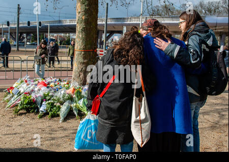 Utrecht, Pays-Bas. Mar 19, 2019. Trois étudiants ont vu pleurer devant le monument site.La journée après trois personnes ont été tués et cinq blessés lors d'un tournage sur un tramway dans la ville néerlandaise d'Utrecht, des centaines de personnes ont été de placer des fleurs et des lettres de consolation pendant toute la journée, à l'Oktoberplein l'endroit où l'arrêt de tram et un homme a commencé à tirer. Credit : Ana Fernandez/SOPA Images/ZUMA/Alamy Fil Live News Banque D'Images