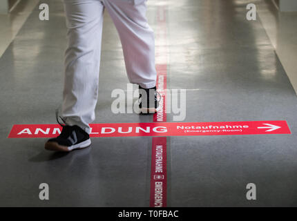 Mainz, Allemagne. 18 Mar, 2019. Une infirmière passe devant l'E.R. de l'enregistrement. Crédit : Andreas Arnold/dpa/Alamy Live News Banque D'Images