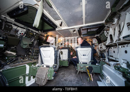 Frankenberg, Allemagne. Mar 19, 2019. Michael Kretschmer (r, CDU), premier ministre de Saxe, regarde autour de lui lors d'une visite de la Bundeswehr Panzergrenadierbrigade 37 dans un réservoir de transport Fuchs. Kretschmer a visité l'unité pour savoir à propos de sa performance et de parler aux soldats. Crédit : Robert Michael/dpa-Zentralbild/dpa/Alamy Live News Banque D'Images