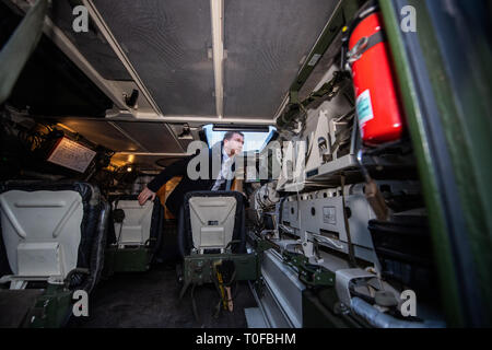 Frankenberg, Allemagne. Mar 19, 2019. Michael Kretschmer (CDU), premier ministre de Saxe, donne d'un réservoir de transport Bundeswehr Fuchs lors d'une visite de l'Panzergrenadierbrigade 37. Kretschmer a visité l'unité pour savoir à propos de sa performance et de parler aux soldats. Crédit : Robert Michael/dpa-Zentralbild/dpa/Alamy Live News Banque D'Images