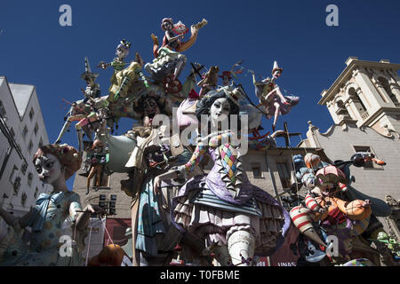 Valence, Valence, Espagne. Mar 19, 2019. Les Fallas sont vus autour de la ville de Valence pendant le festival.Fallas sont de gigantesques structures en carton, bois et poliespan qui seront brûlés dans les rues de Valence le 19 mars 2019 en hommage à Saint Joseph, saint patron de la guilde des charpentiers. Guillermo Gutierrez/SOPA Images/ZUMA/Alamy Fil Live News Banque D'Images